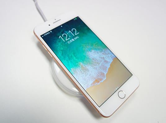 蘋果iPhone 8 Plus爆炸 充電時手機(jī)外殼突然爆裂
